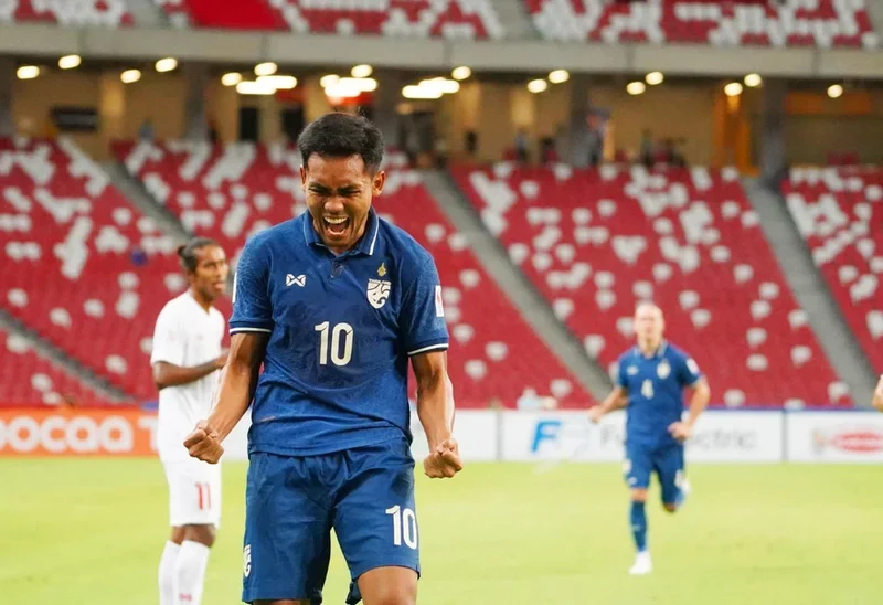 Cuộc đời và hành trình ban đầu của Teerasil Dangda